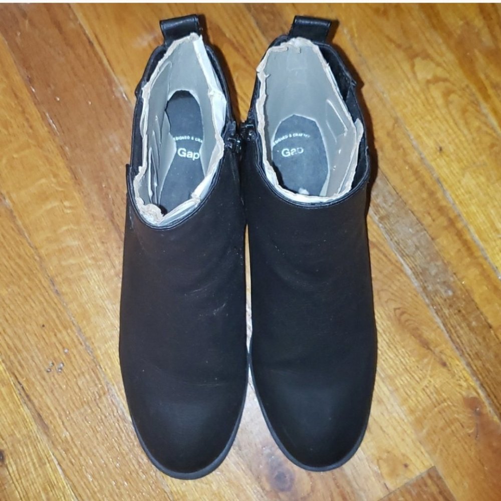 Ladoes show boots